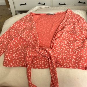 Cute Hollister floral wrap top!! Size medium! Color: coral\ white floral pattern